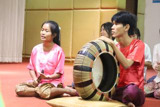 21. การแสดงพื้นบ้านของนักศึกษาภาษาไทย