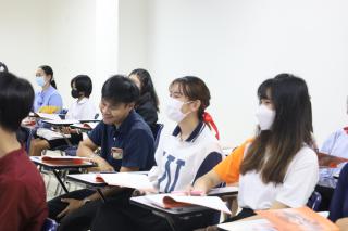 17. ตรวจเยี่ยมการเรียนการสอนนักศึกษาหลักสูตรประกาศนียบัตรบัณฑิต สาขาวิชาชีพครู