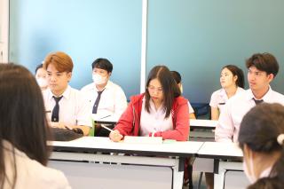 12. คณบดีประชุมร่วมกับหัวหน้าหมู่เรียนนักศึกษา ชั้นปีที่ 4