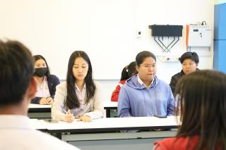 17. คณบดีประชุมร่วมกับหัวหน้าหมู่เรียนนักศึกษา ชั้นปีที่ 4