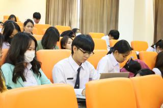 12. Oral presentation นักศึกษาภาษาอังกฤษ ชั้นปีที่ 4