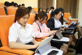 17. Oral presentation นักศึกษาภาษาอังกฤษ ชั้นปีที่ 4