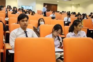27. Oral presentation นักศึกษาภาษาอังกฤษ ชั้นปีที่ 4