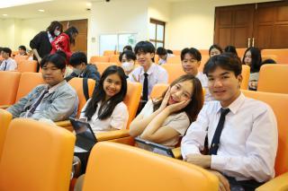 30. Oral presentation นักศึกษาภาษาอังกฤษ ชั้นปีที่ 4