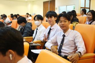 31. Oral presentation นักศึกษาภาษาอังกฤษ ชั้นปีที่ 4