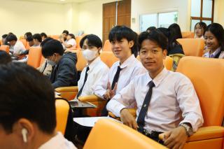 32. Oral presentation นักศึกษาภาษาอังกฤษ ชั้นปีที่ 4
