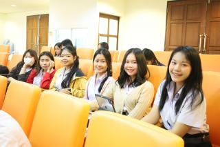33. Oral presentation นักศึกษาภาษาอังกฤษ ชั้นปีที่ 4