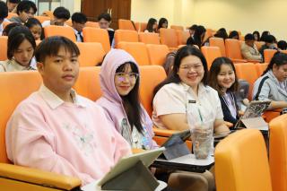 36. Oral presentation นักศึกษาภาษาอังกฤษ ชั้นปีที่ 4