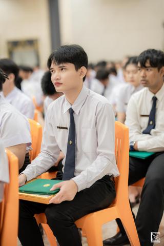 13. พิธีกล่าวคำปฏิญาณตนของนักศึกษา และพิธีลอดซุ้มไม้เรียวครุศาสตร์