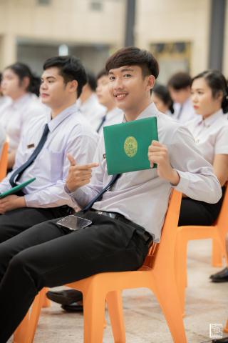 19. พิธีกล่าวคำปฏิญาณตนของนักศึกษา และพิธีลอดซุ้มไม้เรียวครุศาสตร์