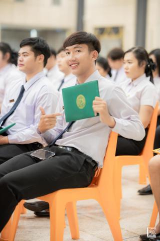 20. พิธีกล่าวคำปฏิญาณตนของนักศึกษา และพิธีลอดซุ้มไม้เรียวครุศาสตร์
