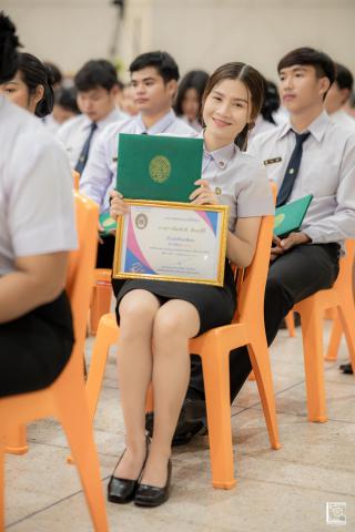 26. พิธีกล่าวคำปฏิญาณตนของนักศึกษา และพิธีลอดซุ้มไม้เรียวครุศาสตร์