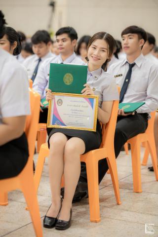 27. พิธีกล่าวคำปฏิญาณตนของนักศึกษา และพิธีลอดซุ้มไม้เรียวครุศาสตร์