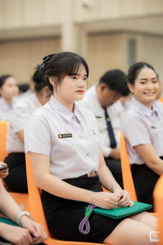 42. พิธีกล่าวคำปฏิญาณตนของนักศึกษา และพิธีลอดซุ้มไม้เรียวครุศาสตร์