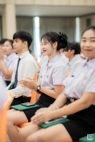 76. พิธีกล่าวคำปฏิญาณตนของนักศึกษา และพิธีลอดซุ้มไม้เรียวครุศาสตร์
