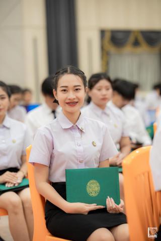 103. พิธีกล่าวคำปฏิญาณตนของนักศึกษา และพิธีลอดซุ้มไม้เรียวครุศาสตร์
