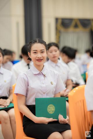 104. พิธีกล่าวคำปฏิญาณตนของนักศึกษา และพิธีลอดซุ้มไม้เรียวครุศาสตร์