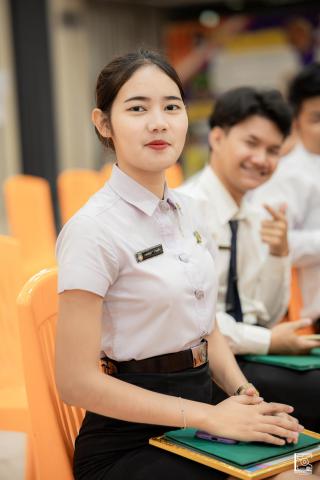 131. พิธีกล่าวคำปฏิญาณตนของนักศึกษา และพิธีลอดซุ้มไม้เรียวครุศาสตร์