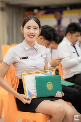 151. พิธีกล่าวคำปฏิญาณตนของนักศึกษา และพิธีลอดซุ้มไม้เรียวครุศาสตร์