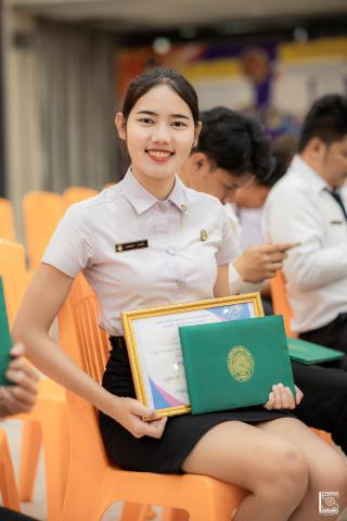 152. พิธีกล่าวคำปฏิญาณตนของนักศึกษา และพิธีลอดซุ้มไม้เรียวครุศาสตร์