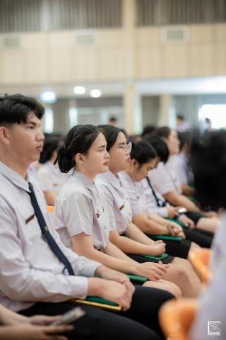 162. พิธีกล่าวคำปฏิญาณตนของนักศึกษา และพิธีลอดซุ้มไม้เรียวครุศาสตร์