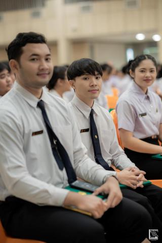 164. พิธีกล่าวคำปฏิญาณตนของนักศึกษา และพิธีลอดซุ้มไม้เรียวครุศาสตร์