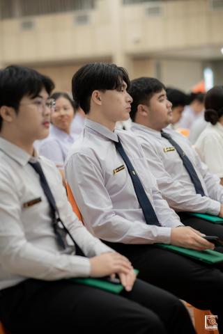168. พิธีกล่าวคำปฏิญาณตนของนักศึกษา และพิธีลอดซุ้มไม้เรียวครุศาสตร์