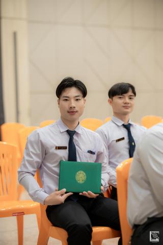 185. พิธีกล่าวคำปฏิญาณตนของนักศึกษา และพิธีลอดซุ้มไม้เรียวครุศาสตร์