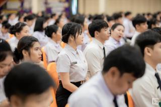 190. พิธีกล่าวคำปฏิญาณตนของนักศึกษา และพิธีลอดซุ้มไม้เรียวครุศาสตร์
