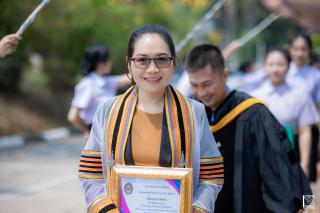 196. พิธีกล่าวคำปฏิญาณตนของนักศึกษา และพิธีลอดซุ้มไม้เรียวครุศาสตร์
