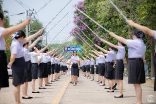 200. พิธีกล่าวคำปฏิญาณตนของนักศึกษา และพิธีลอดซุ้มไม้เรียวครุศาสตร์
