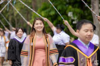 204. พิธีกล่าวคำปฏิญาณตนของนักศึกษา และพิธีลอดซุ้มไม้เรียวครุศาสตร์