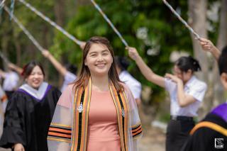 205. พิธีกล่าวคำปฏิญาณตนของนักศึกษา และพิธีลอดซุ้มไม้เรียวครุศาสตร์