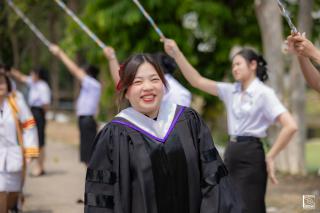 206. พิธีกล่าวคำปฏิญาณตนของนักศึกษา และพิธีลอดซุ้มไม้เรียวครุศาสตร์