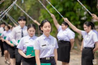 211. พิธีกล่าวคำปฏิญาณตนของนักศึกษา และพิธีลอดซุ้มไม้เรียวครุศาสตร์