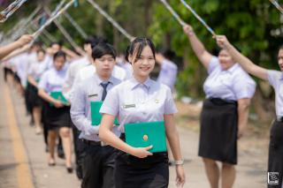 212. พิธีกล่าวคำปฏิญาณตนของนักศึกษา และพิธีลอดซุ้มไม้เรียวครุศาสตร์