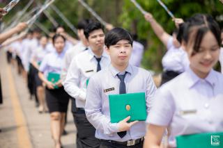 213. พิธีกล่าวคำปฏิญาณตนของนักศึกษา และพิธีลอดซุ้มไม้เรียวครุศาสตร์