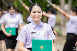 215. พิธีกล่าวคำปฏิญาณตนของนักศึกษา และพิธีลอดซุ้มไม้เรียวครุศาสตร์
