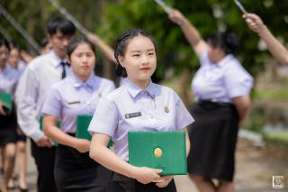 226. พิธีกล่าวคำปฏิญาณตนของนักศึกษา และพิธีลอดซุ้มไม้เรียวครุศาสตร์
