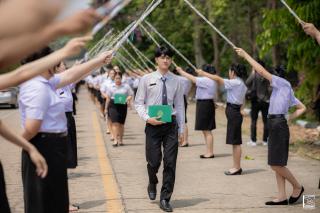 231. พิธีกล่าวคำปฏิญาณตนของนักศึกษา และพิธีลอดซุ้มไม้เรียวครุศาสตร์