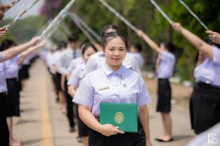 233. พิธีกล่าวคำปฏิญาณตนของนักศึกษา และพิธีลอดซุ้มไม้เรียวครุศาสตร์