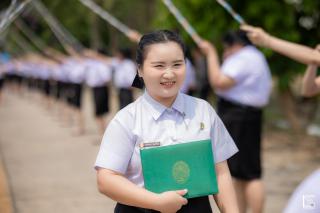 240. พิธีกล่าวคำปฏิญาณตนของนักศึกษา และพิธีลอดซุ้มไม้เรียวครุศาสตร์