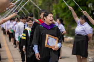 244. พิธีกล่าวคำปฏิญาณตนของนักศึกษา และพิธีลอดซุ้มไม้เรียวครุศาสตร์