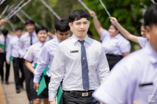 275. พิธีกล่าวคำปฏิญาณตนของนักศึกษา และพิธีลอดซุ้มไม้เรียวครุศาสตร์