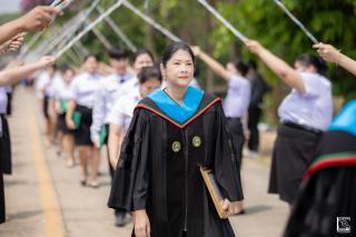 281. พิธีกล่าวคำปฏิญาณตนของนักศึกษา และพิธีลอดซุ้มไม้เรียวครุศาสตร์