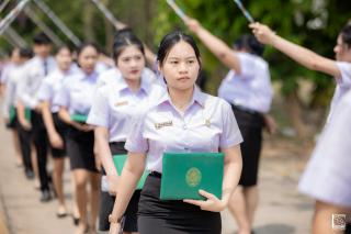 283. พิธีกล่าวคำปฏิญาณตนของนักศึกษา และพิธีลอดซุ้มไม้เรียวครุศาสตร์