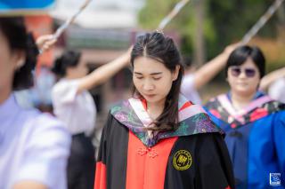 294. พิธีกล่าวคำปฏิญาณตนของนักศึกษา และพิธีลอดซุ้มไม้เรียวครุศาสตร์