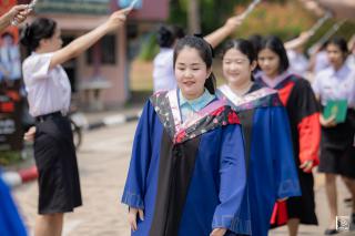 295. พิธีกล่าวคำปฏิญาณตนของนักศึกษา และพิธีลอดซุ้มไม้เรียวครุศาสตร์