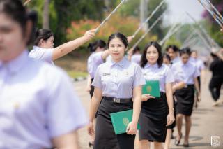 298. พิธีกล่าวคำปฏิญาณตนของนักศึกษา และพิธีลอดซุ้มไม้เรียวครุศาสตร์
