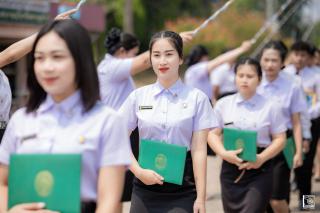 301. พิธีกล่าวคำปฏิญาณตนของนักศึกษา และพิธีลอดซุ้มไม้เรียวครุศาสตร์